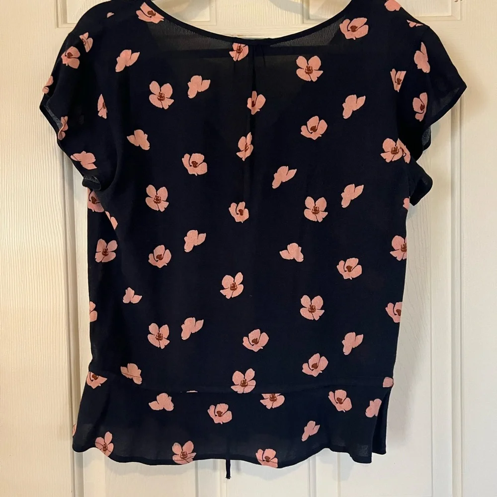 Floral Rails v-neck, button down, tie waist, short-sleeve blouse Great condition - Picture 4 of 4